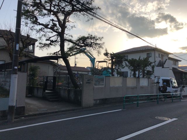 東京都杉並区下井草の木造2階建て住宅解体工事中の様子です。